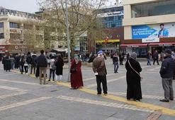 Kayseri'de PTT önünde uzun kuyruk