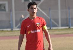 Mehmet Eray Özbek, yardım kampanyasına maaşını bağışladı