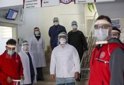Gençlik merkezlerinde "koruyucu maske" üretimi devam ediyor