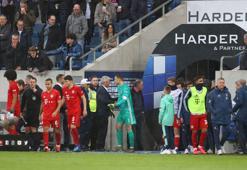 Hoffenheim-Bayern Münih maçında futbolculardan hakaret içeren pankart açan taraftara protesto