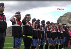 Futbolcular sahaya komando beresi ve askeri üniformayla çıktı