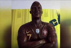 Çikolatadan Cristiano Ronaldo heykeli yaptı!
