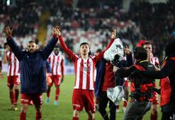 Sivassporlu futbolculardan büyük sevinç: Sabaha kadar buradayız