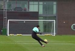Liverpool futbolcuları serbest vuruştaki hünerlerini sergiledi!