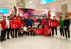 Avrupa ikincisi milli güreşçi Kerem Kamal İzmir'de coşkuyla karşılandı
