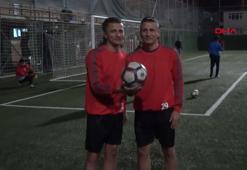 İkiz futbolcu kardeşler, hakemi de şaşırtıyor!