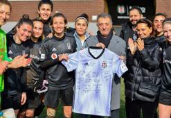 Ahmet Nur Çebi, Beşiktaş'ın kadın futbolcularıyla bir araya geldi