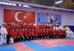 Ümit ve genç karateciler, Avrupa Şampiyonası için Budapeşte'ye gitti