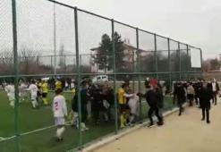 Futbolcuların tekme tokat kavgası, amatör maçı tatil ettirdi!