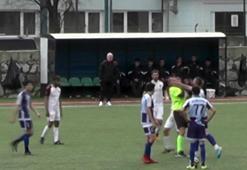 Kırmızı kart görünce hakeme yumruk attı