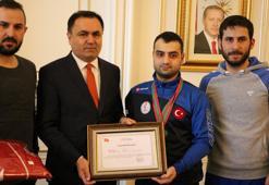 Avrupa şampiyonu engelli yüzücüye Vali'den ödül