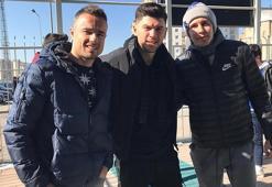 Zoran, Sapunaru ve Lung tribünden izledi