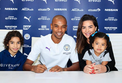 Fernandinho bir yıl daha Manchester City'de