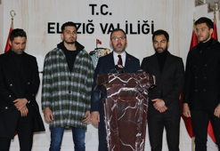 Bakan Kasapoğlu ve futbolculardan depremzedelere moral ziyareti