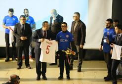 Åampiyon "özel sporculara" milli takım forması hediye edildi