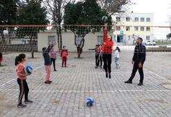 Tarlada çalışan öğrencilerden voleybol turnuvasında büyük başarı