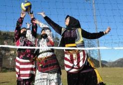 Evinin sultanları, 'Ağasar' kıyafetleriyle voleybol turnuvasında