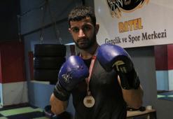 Gündüz sanayi sitesinde, akşam spor salonunda ter döküyor