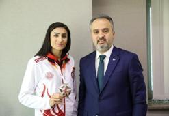 Başkan Aktaş, olimpiyat yolcusu Hatice Kübra'yı kutladı
