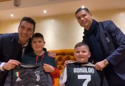 Ronaldo ve Buffon depremzede çocuklara imzalı forma hediye etti