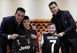 Ronaldo ve Buffon'dan anlamlı davranış! Arnavut çocuklara...