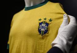 Pele'nin Brezilya için giydiği son forma satıldı