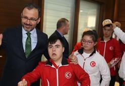 Bakan Kasapoğlu, Avrupa ve Dünya şampiyonu özel sporcuları ağırladı