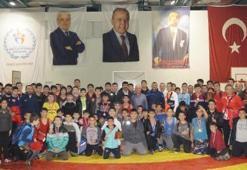 Finike'de güreş turnuvası