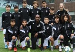 Beşiktaş'ta Atiba, gençleri ziyaret etti
