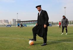 Şalvarlı antrenör sosyal medyayı salladı!