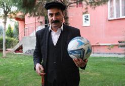 Şalvarlı teknik direktör sosyal medyada ilgi odağı oldu