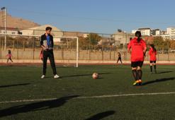 Aileleri ikna edilip futbola başlayan kızlar, ligde tutunmak için destek bekliyor