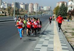 Oğlunun dereceye girmesi için oğluyla birlikte koştu
