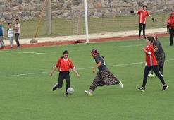Çanakkale'de kızların renkli futbol maçı