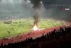 Maç bitti, saha savaş alanına döndü!