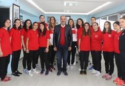 Mudanya Belediyesi Kadın Hentbol Takımı, Başkan Türkyılmaz'ı ziyaret etti