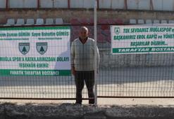 63 yaşındaki fanatik taraftar tek başına takımını destekledi