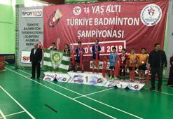 Aileler Yarışıyor Badminton Turnuvası'nın şampiyonu başkan Özmekik ve eşi oldu