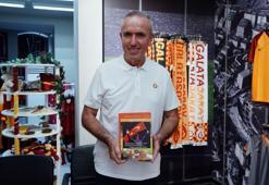 Galatasaray efsanesi Zoran Simoviç, imza gününde taraftarlarla buluştu