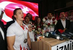 Dünya Şampiyonu Cimnastikçi İbrahim Çolak, İzmir'de coşkuyla karşılandı!