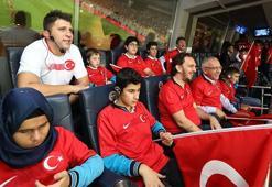Görme engelli çocuklar milli maç heyecanını canlı sesli betimlemeyle yaşadı