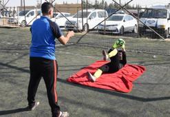 Kaleci, saha zemininde açılan çukurları battaniye ile kapattı