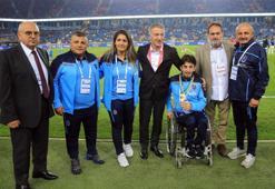 Ahmet Ağaoğlu'ndan başarılı sporculara ödül