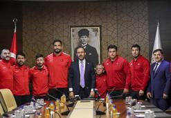 Gençlik ve Spor Bakanı Mehmet Muharrem Kasapoğlu milli güreşçileri kabul etti