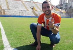 Adanaspor taraftarı, yeni doğan oğlunun göbek bağını orta sahaya gömdü