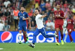 Liverpool - Chelsea maçında davetsiz misafir! İşte o anlar...
