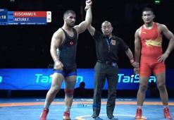 Milli güreşçi Feyzullah Aktürk'ten bronz madalya