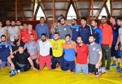Bakan Selçuk, Güreş Milli Takımı'nın kampını ziyaret etti