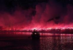 Trabzonspor bayrağının altında taraftarlardan meşale şov