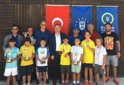 Küçük tenisçiler kupalarına kavuştu
